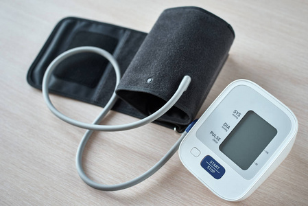 桌上的数字血压计，特写。医疗保健与医疗理念