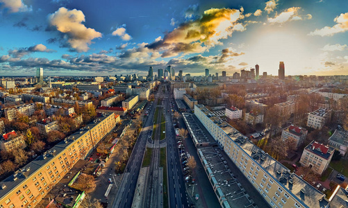 美丽的全景空中无人机视野进入现代华沙城市与摩天大楼剪影在夕阳下的冬季1月太阳惊人的日落，波兰
