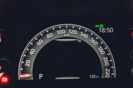 汽车速度表的特写镜头。