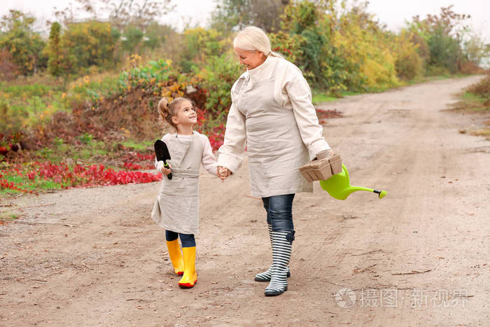 可爱的小女孩和奶奶在花园里