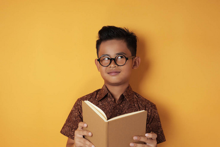 儿童抬头思考图片