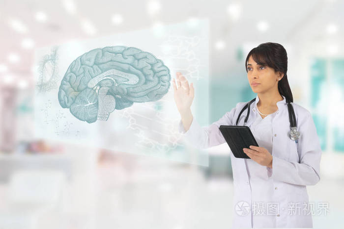 年轻的女医生评估人脑的投影