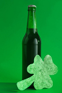 一瓶圣帕特里克节的绿色啤酒