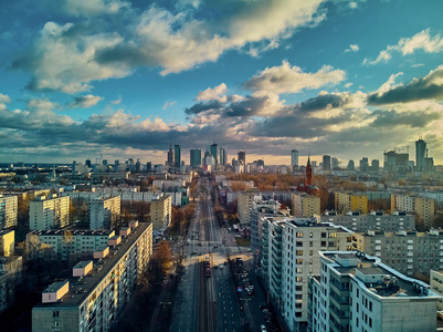 美丽的全景空中无人机视野进入现代华沙城市与摩天大楼剪影在夕阳下的冬季1月太阳惊人的日落，波兰