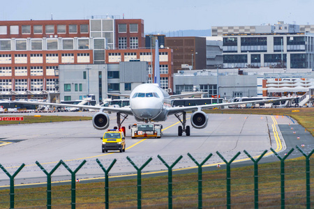 飞机被运到一个主要机场的另一个停车场。