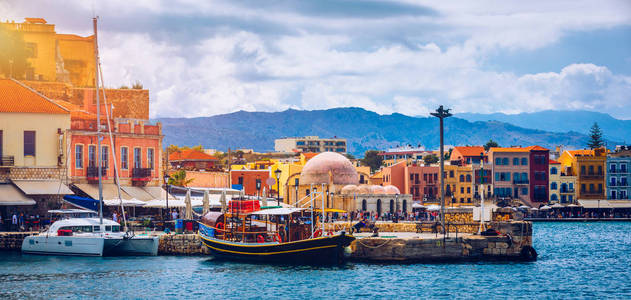 风景如画的查尼亚老港。克里特岛的地标。希腊语