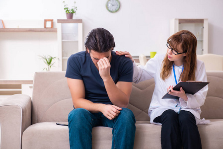 患者个人年轻男性患者与女性心理医生个人讨论照片