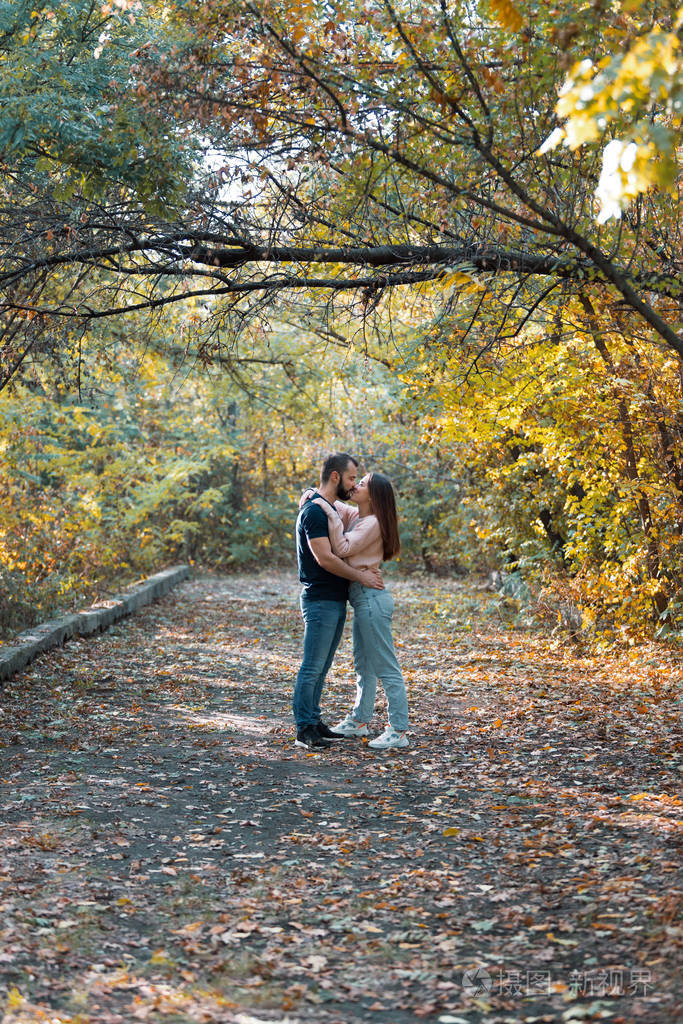 一对相爱的年轻夫妇在公园里拥抱亲吻男人和女人单独