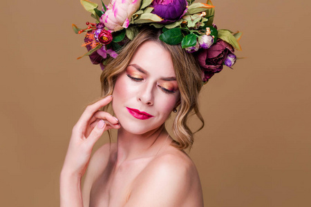 一位年轻漂亮的模特，头上戴着鲜艳的花朵，背景为赭色