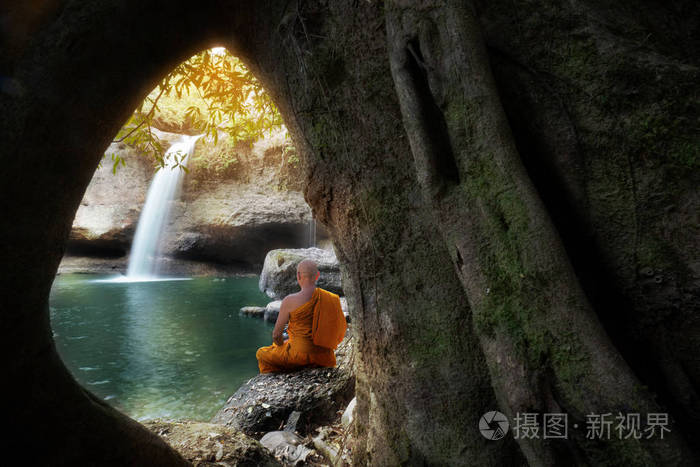 佛僧在瀑布禅修