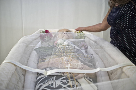 老妇人死在棺材里照片