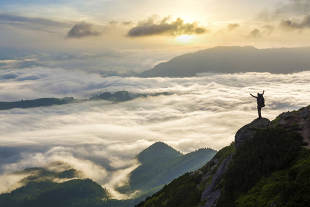 大山全景。背驮式旅游者小剪影