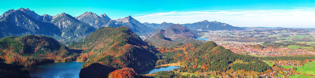 秋季阿尔卑斯山和施旺沟村俯视全景图