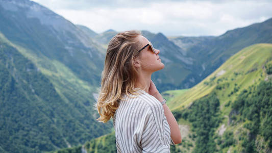 晴天女子登山