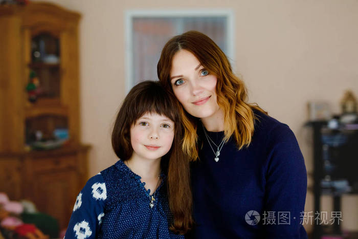 幸福健康的家庭肖像,妈妈的爱和幸福,拥抱和亲吻.女人和可爱的孩子.