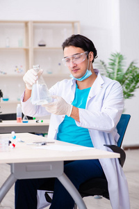 在实验室工作的年轻男化学家图片