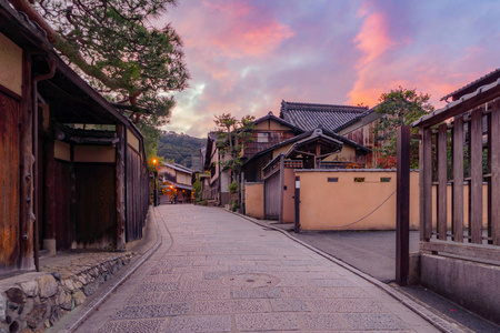 在旅游度假度假度假之旅中有日本房子的老城