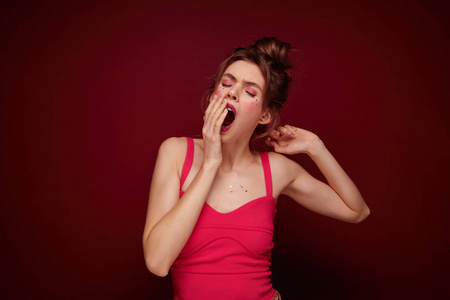 傍晚回家昏昏欲睡的年轻迷人的棕色头发女性,穿着节日