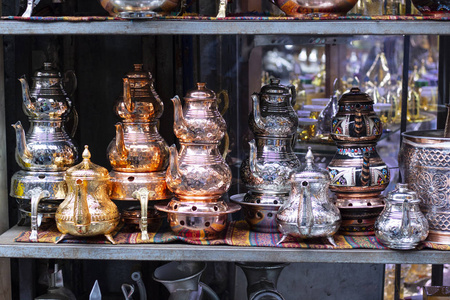 店前拍到了各种各样的铜茶壶。奥斯曼时期有图案的铜罐。