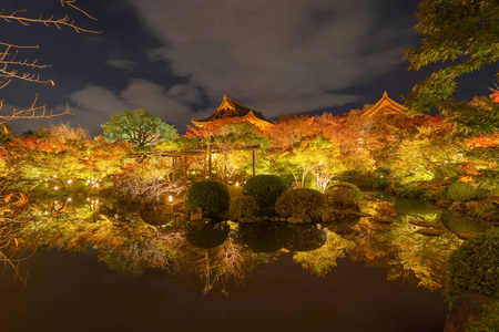 在奥图有红枫叶或落叶的东芝塔寺