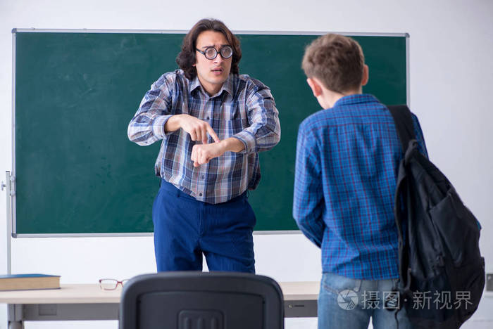 懒惰的男孩上学迟到了