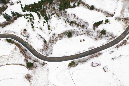 雪域乡村公路鸟瞰图。