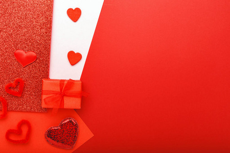情人节贺卡与副本空格框。红色背景红心礼物丝带。情人节的概念爱情浪漫的心。情人节构图，图案。俯视图，平放