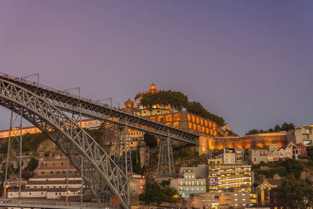 波尔图，葡萄牙多姆路易斯铁桥与盖亚城市天际线
