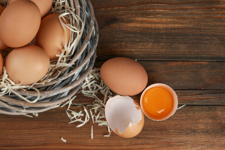 破裂 母鸡 桌子 鸡蛋 蛋白质 健康 食物 营养 柳条 蛋黄