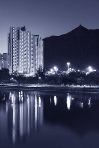 黄昏时分香港市高层住宅与山地图片