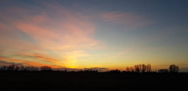 美丽的日落俯瞰埃米利安小国比比亚诺雷吉奥埃米利亚