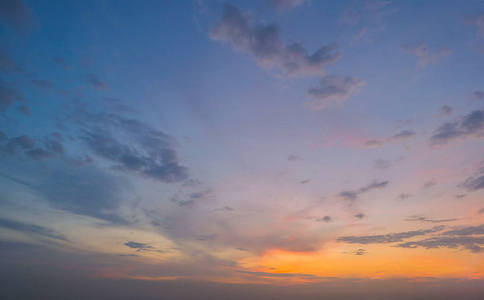 日落的天空。抽象的自然背景。戏剧性的蓝色和橙色