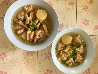 热汤香脆猪肉馄饨碗，泰国菜