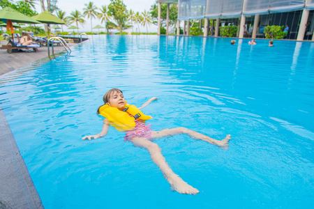 夏天孩子游泳图片
