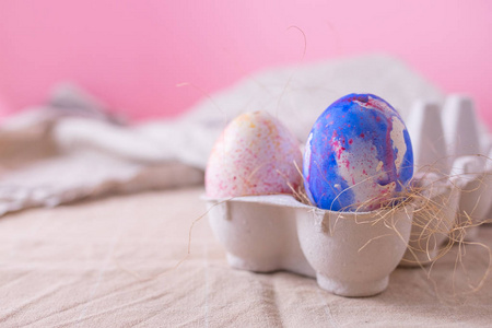 两个复活节彩蛋用水彩水彩画装饰经典蓝色，简约风格的粉色背景。带复制空间的复活节装饰