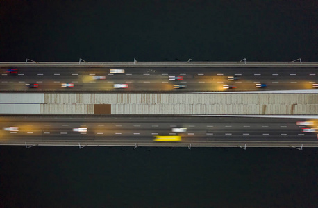 不断上升的无人机拍摄揭示了壮观的高架公路，桥梁，交通