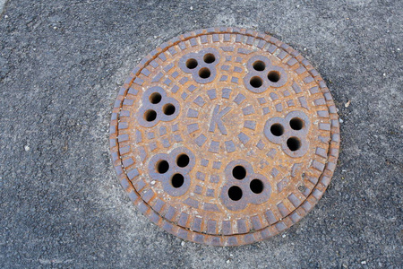 德国最古老的城市之一肯普顿的井盖照片