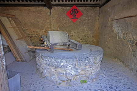 石磨指已提到的人古代的手推磨石头手磨坊和谷物,关-在上面古老的有