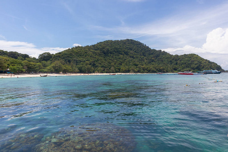 泰国普吉岛的游艇游轮在晴天欣赏海景