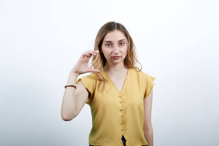 迷人的年轻女子露出手指间的空隙，直视