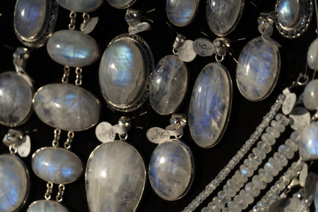 彩虹月石项链耳环珠宝陈列在商店市场