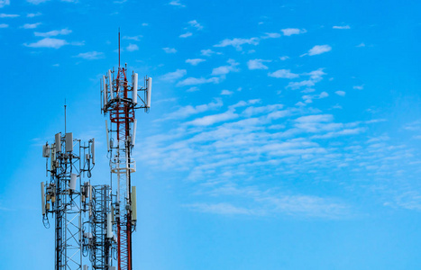 蓝天白云背景的电信塔。蓝天上的天线。无线电和卫星天线杆。通信技术。电信业。移动或电信4g网络。