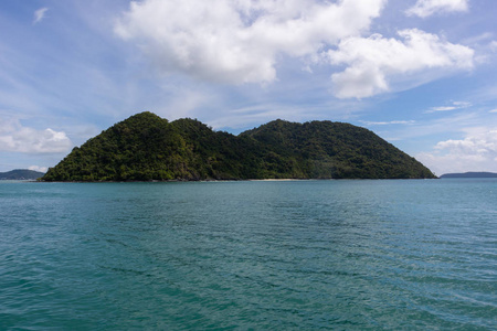 泰国普吉岛游艇巡游中的海景和山景