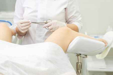 妇科检查椅妇科医生在妇科手术椅上检查女性病人照片