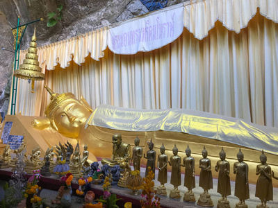 泰国庄的金色睡佛雕像