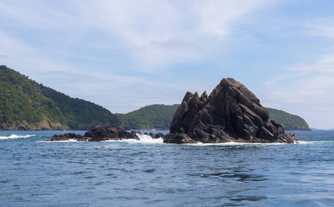 泰国普吉岛游艇巡游中的山石海岸和海景