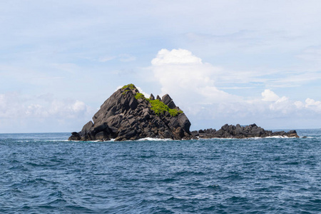 泰国普吉岛游艇巡游中的山石海岸和海景