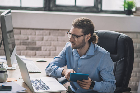 坐电脑上班图片