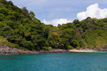 泰国普吉岛游艇巡游中的山石海岸和海景