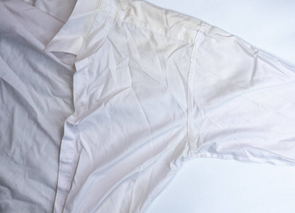 白色腋下衬衫上的黄色污渍汗水照片